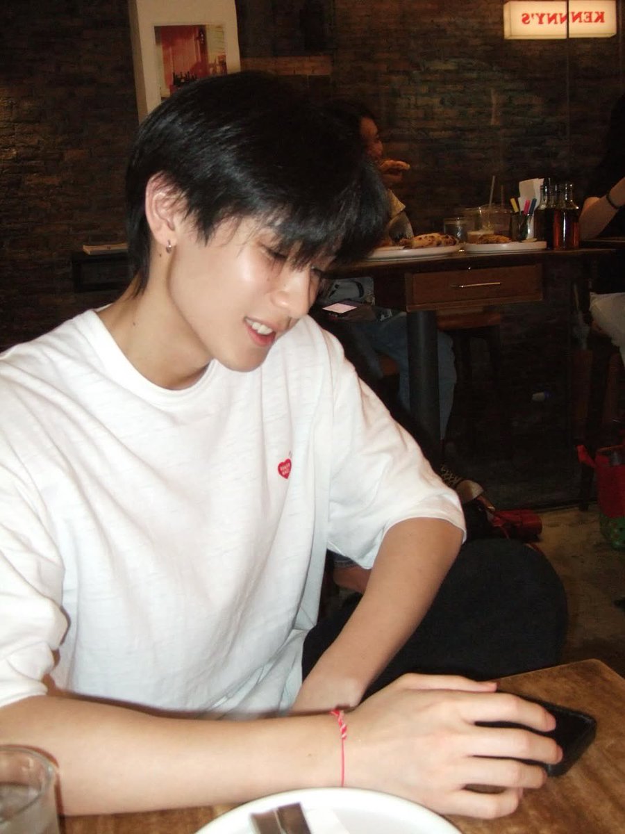 astonorthiveva's tweet image. hbd na nong, happy to see you smile🤏🏻🥹

#Java20thChapter 
#javabh