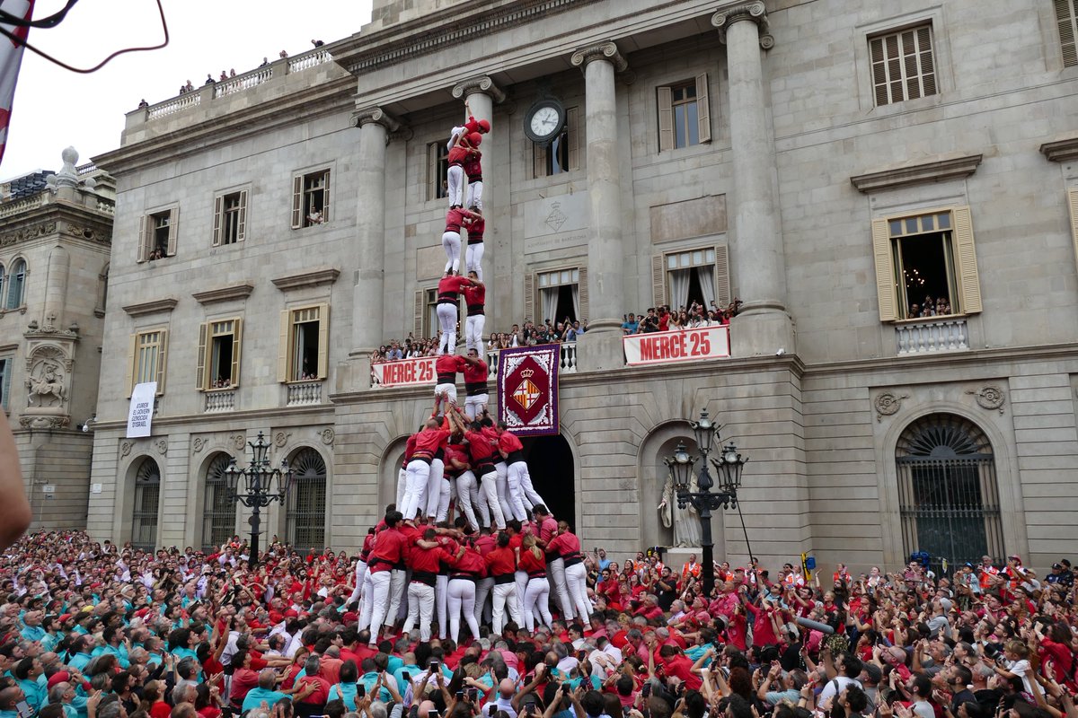 A segona ronda, a la Diada de La Mercè, descarreguem el 2 de 9 amb folre i manilles!

📸 Montse Ruiz

#BateguemPerLaMercè #castells