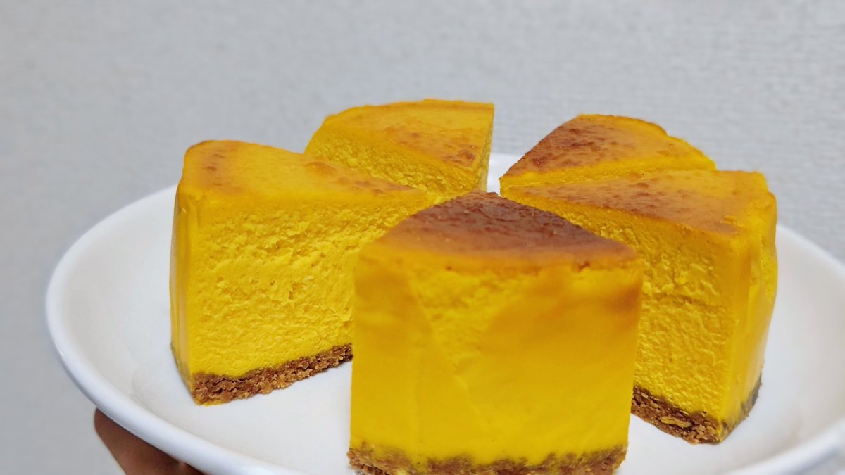 NE_mhr_AA's tweet image. かぼちゃチーズケーキ 🎃
推しのこさんによる永久リピートしたいかぼちゃチーズケーキ。
「おひとついかが?」よりも
「絶対幸せになるから食べて欲しい!」って言いたくなる
作る人も食べる人も笑顔になれるレシピです
のこさんいつもありがとう♡
#Patisserie_Uho #お菓子作り
#おうちカフェ