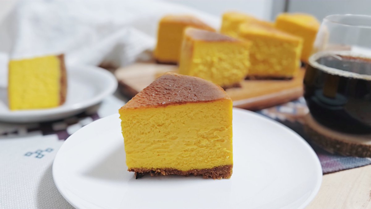 NE_mhr_AA's tweet image. かぼちゃチーズケーキ 🎃
推しのこさんによる永久リピートしたいかぼちゃチーズケーキ。
「おひとついかが?」よりも
「絶対幸せになるから食べて欲しい!」って言いたくなる
作る人も食べる人も笑顔になれるレシピです
のこさんいつもありがとう♡
#Patisserie_Uho #お菓子作り
#おうちカフェ