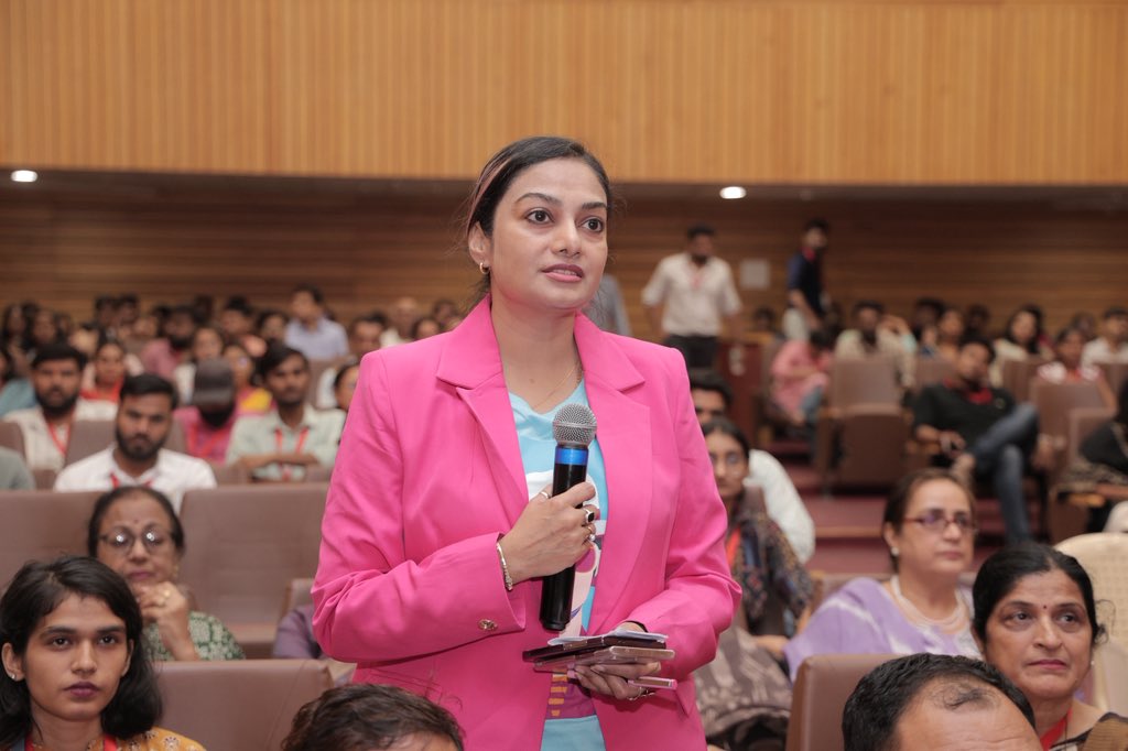 प्रोफ़ेसर सुषमा यादव ने अपने सत्र में महिला विमर्श के वर्तमान विषयों पर प्रकाश डाला। 

कार्यक्रम में सम्मिलित प्रतिभागियों ने सुषमा जी से अनेकानेक प्रश्न किए और सन्तुष्टिपूर्वक उत्तर पाये।

#NariTuNarayani #prajnapravah