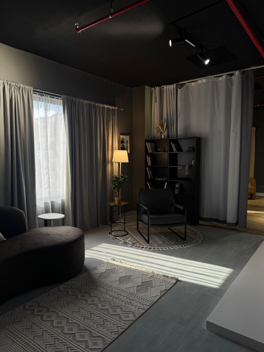 اخيراً تم إختيار الاستديو الافضل😭🩶🩶. 
فعلياً اصعب مرحلة اختيار لوكيشن يناسب رؤيتك الإخراجية🎬.