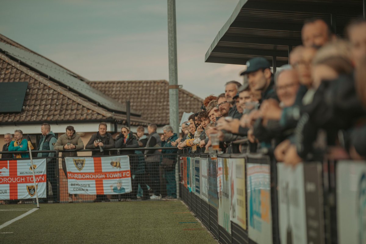 HarbTownFC's tweet photo. THANK YOU TO THE FANS 🐝

Yesterday’s attendance was a superb 9️⃣0️⃣9️⃣ at the Beehive in the @EmiratesFACup 4-1 victory over @psfcturbines 🙌

Your support is incredible Bees Fans, thank you 💛🖤

📸 | @R__BMedia 

#UpTheBees | #Harborough
@hfmnews | @HarbTownFC_ES | @HarbMail