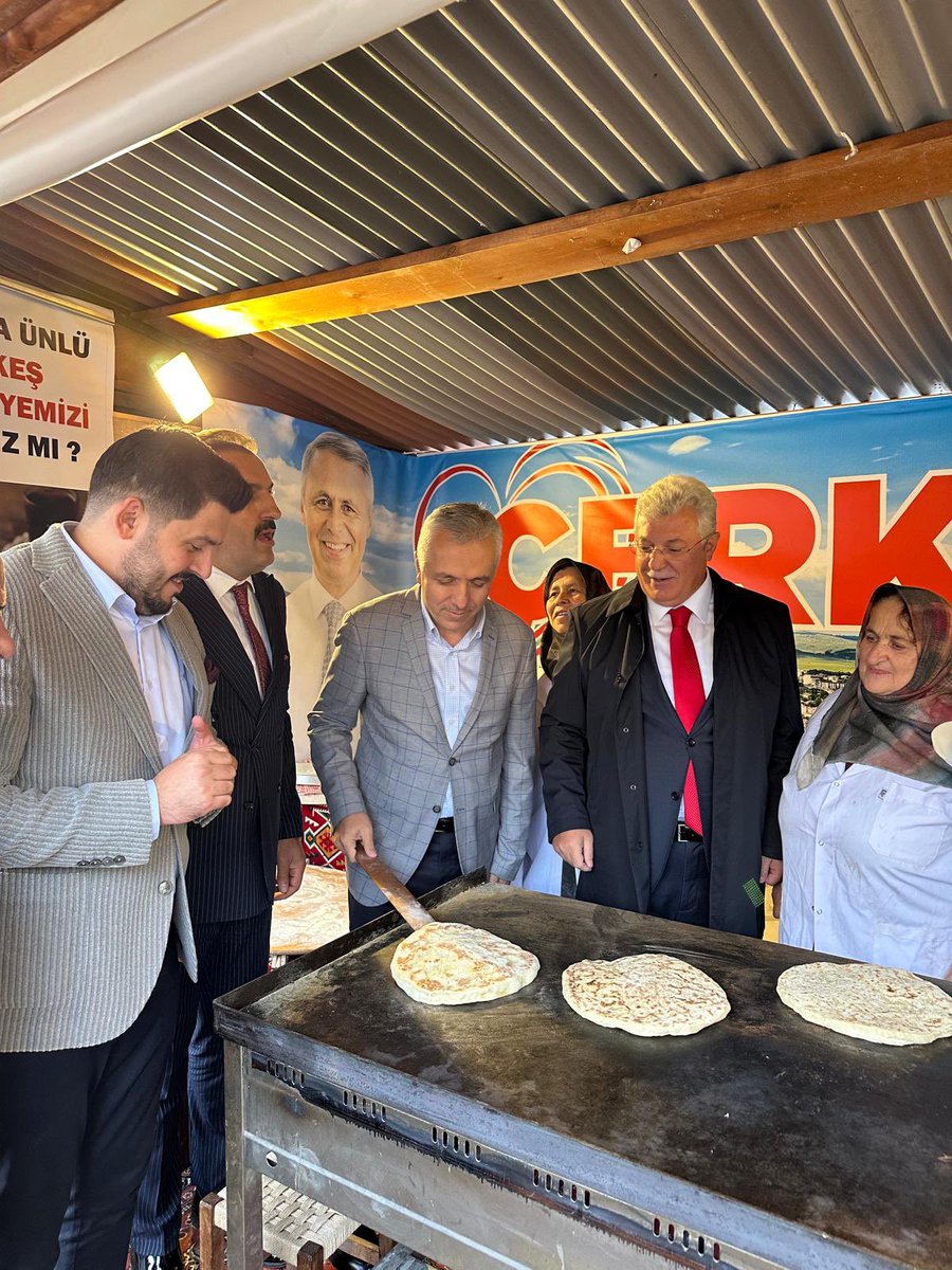 AK Parti Grup Başkanvekilimiz, MKYK Üyemiz ve Çankırı Milletvekilimiz Sayın Muhammet Emin Akbaşoğlu, Çankırı Belediye Başkanımız İsmail Hakkı Esen ve Ilgaz Belediye Başkanımız Mehmet Öztürk ile birlikte Sultangazi Çankırı Yarenler Festivali’nde hemşehrilerimizle buluştuk.