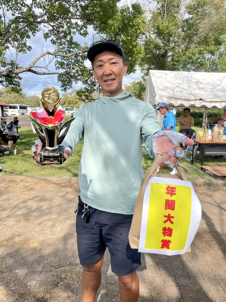 今日はチャプター以来の高滝！
高滝湖オープンにスポット参戦。結果は寸止め6位😑💦
あと何故か今回の試合には関係の無い､8月の頭に釣った55㎝の魚が今年の本日までの最大魚との事で年間大物賞をいただきましてコメ泥棒してきました！TKK様ありがとうございます🙏
#高滝ダム
#TKKオープントーナメント
