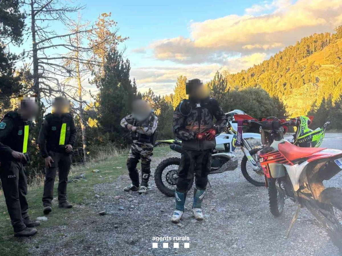 ℹ️En època de la brama de cérvol fem controls de circulació motoritzada per garantir que es compleix la normativa.

📸 Com en aquest cas a Boumort.

✋Al #PNCadi <a href="/parcscat/">Parcs de Catalunya</a> interceptem un grup circulant amb moto bosc a través en una zona de gall fer, espècie en perill d'extinció.
