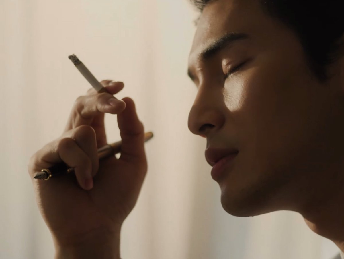 เพิ่งสังเกตว่าณรันมันยับยันบุหรี่555555555 แค่บุหรี่ยังบอกคาแรกเตอร์เลยอะ ไม่เชื่อแกดูพี่ติ๊ดดิ