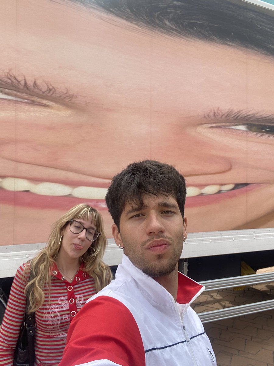 Ainhoa y yo íbamos escuchando a amaia en el coche y de repente nos hemos encontrado su camión
