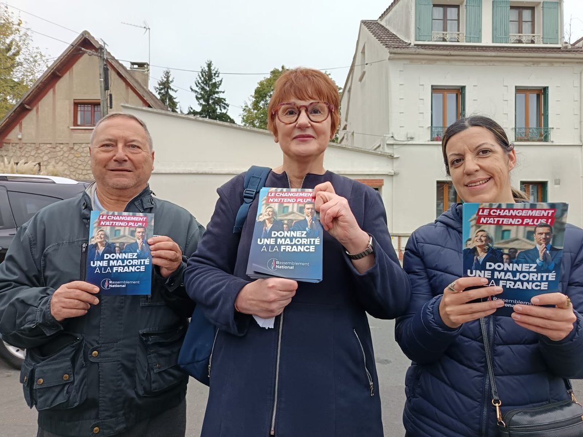Présente sur le marché de Stains avec 2 militants pour échanger avec les habitants. Investie par le #RassemblementNational, je serai votre candidate en 2026 ! #ColetteLEVEQUEVotreCandidatePour2026 #VictoireDuRassemblementNational