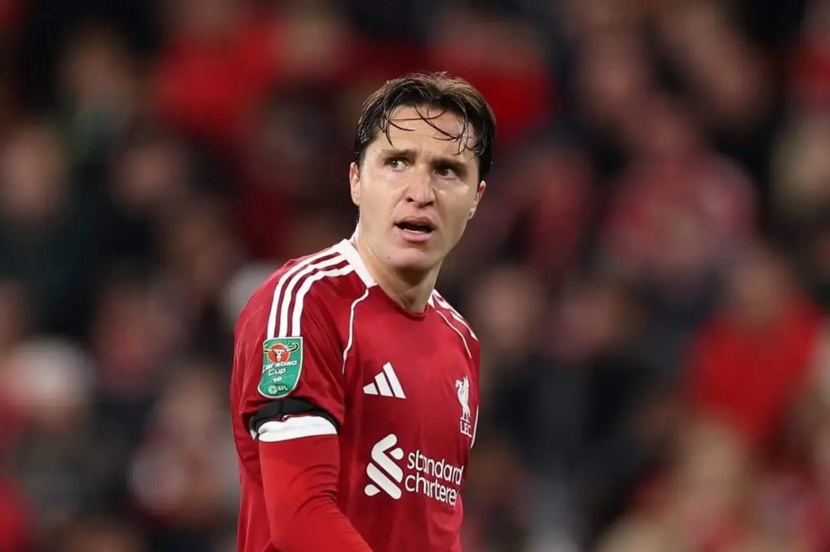 أكثر لاعب مظلوم شفته في حياتي 
وأكثر شخصنة غير مفهومه هي تعامل سلوت معه

الموسم الماضي كانت الحجة أنه يعاني بدنيًا 
بسبب غيابه عن معسكر يوفنتوس 

وطبعا سنة كامله يتم تأهيله عشان يكون جاهز 🤣

جاء الموسم الجديد وش صار ؟
سلوت طرده من معسكر ليفربول 🤡 

ومع ذلك كييزا كل مايدخل يقدم