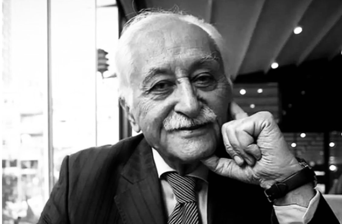 Şair, yazar, bir gönül adamıydı.

Yavuz Bülent Bakiler beyefendiye Allah’tan rahmet, ailesine ve yakınlarına başsağlığı diliyorum.

Ruhu şad, mekânı cennet olsun.