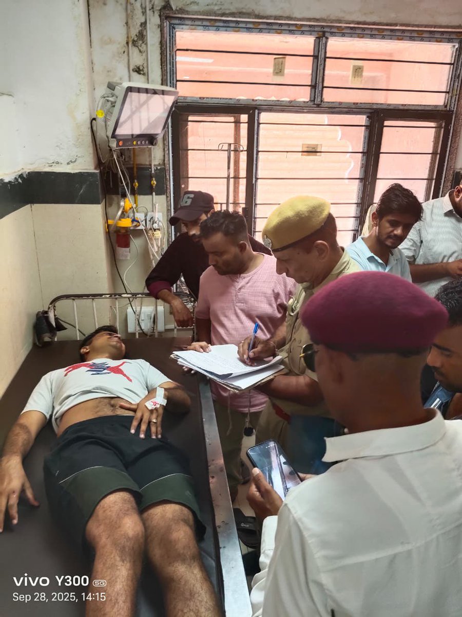 ShaileshASP's tweet image. JNVU जोधपुर के नए परिसर के छात्रावास में ABVP कार्यकर्ताओं द्वारा बीजेपी के पूर्व प्रदेश अध्यक्ष सतीश पूनिया के स्वागत और माला पहनाने के कार्यक्रम में आपत्ति जताने पर छात्र की बेरहमी से पिटाई सिर्फ शर्मनाक नहीं, बल्कि विश्वविद्यालय को गुंडाराज का अड्डा बनाने की खुली साज़िश है।