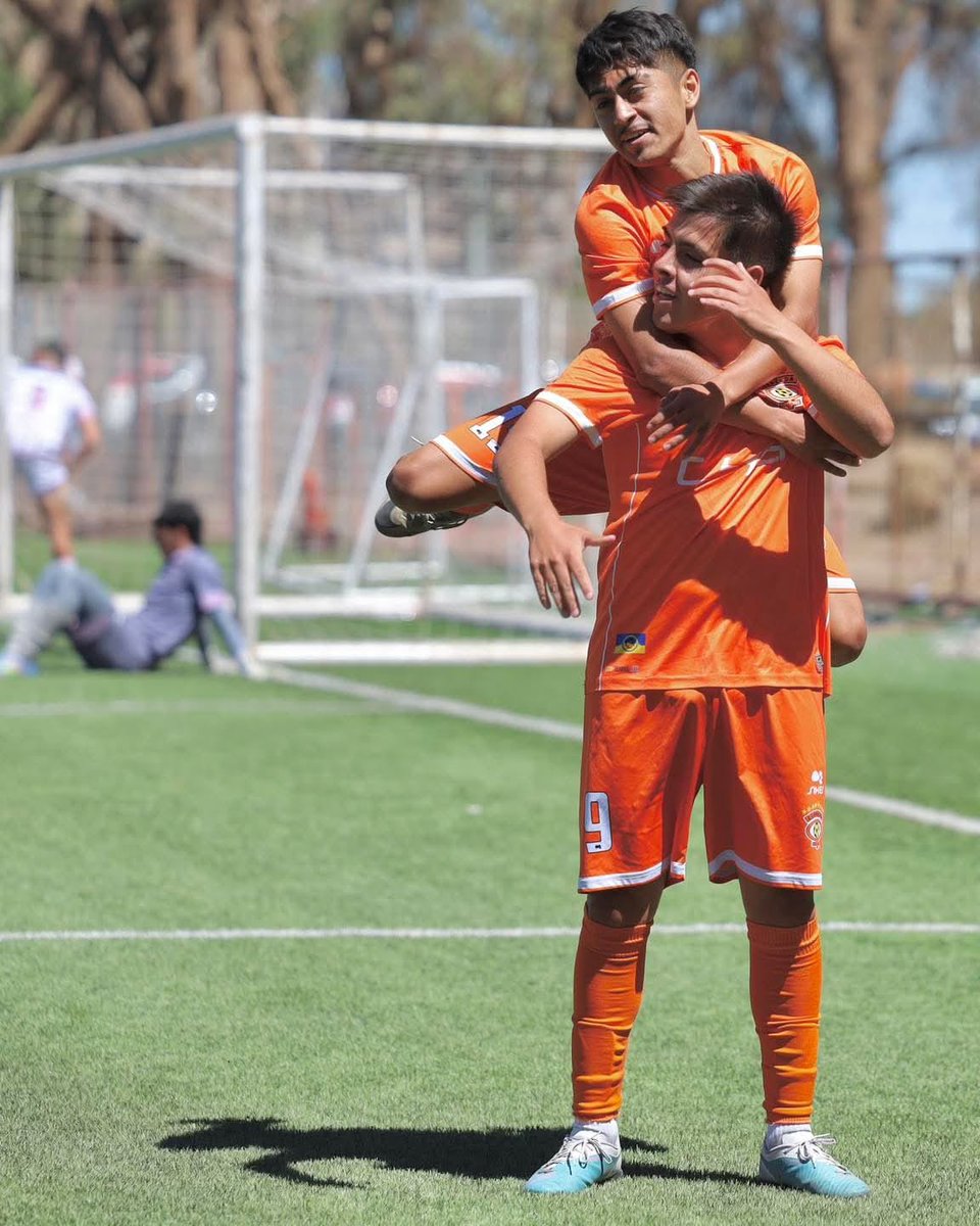 radiosolycobre's tweet photo. #cobreloa🦊 #informa📣
Triunfazos en el Fútbol Joven!!! 🥳

Con goles Robinson Porras, Maximiliano Vargas, Bastian Molina y Cristopher Fredes, nuestra Sub 20 derrotó 4-1 a D. La Serena ✅ https://t.co/3gjfXvc6yZ