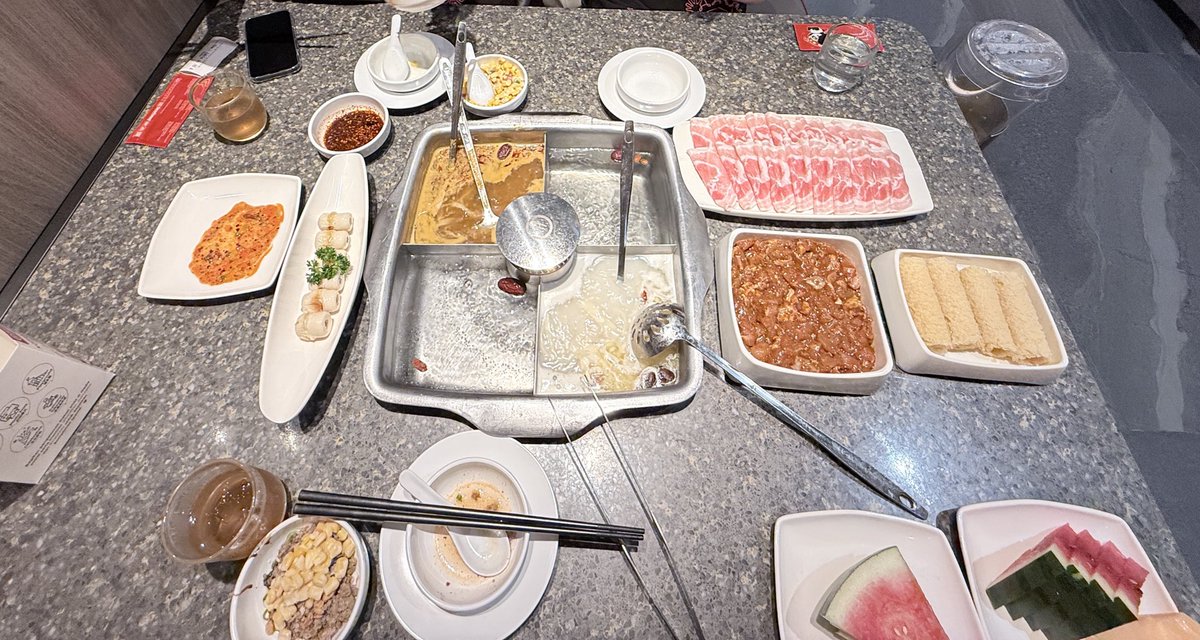 Xindicad's tweet photo. akhirnya kesampaian makan haidilao hotpot, semoga makan lagi pas gajian bulan depan wkwk https://t.co/3GYyqayrGJ