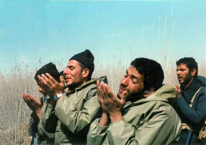 آن نمازی از تو قبول می‌شود
که قنوتش دست برداشتن
از سرِ دنیا باشد...
"شهیدبهشتی"

📸 شهید حشمت‌الله حیدری،
سردار شهید سیدکمال فاضلی دهکردی 
شهید سیداحمد فاضلی دهکردی
تیپ ۴۴ قمر بنی هاشم (ع)
#هجده_هزار_قهرمان