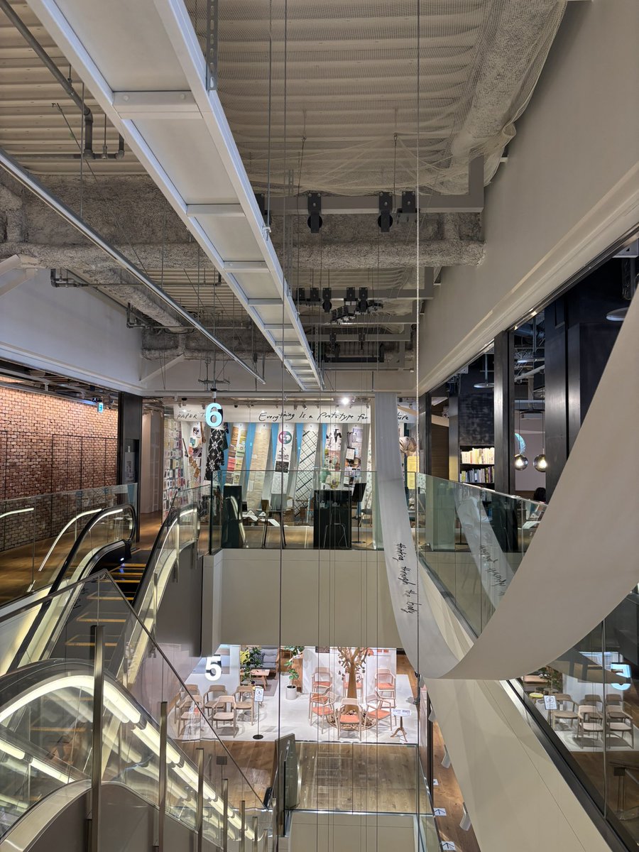 mpl_architect's tweet image. 📍Paper Trail展┊︎ATELIER MUJI GINZA
Office Yuasaが空間デザインを担当した展示へ！
一本の⻑く繋がった紙が会場全体を巡る構成で、POSTALCOの「見かたを少し変えてみる」ことで暮らしが豊かになるという思想が感じられて良かった✨️
ほぼ所員のように働く同期、尊敬だし刺激をもらってます👀