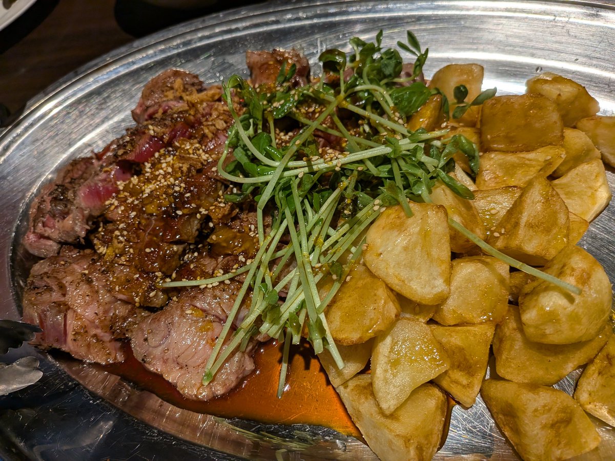 Kさんが「私、ステーキ大好物なんですよね」と食べる前に発言、全員の空気読みが始まる。
※Kさんが全部食べたかは想像にお任せします
#tennbar