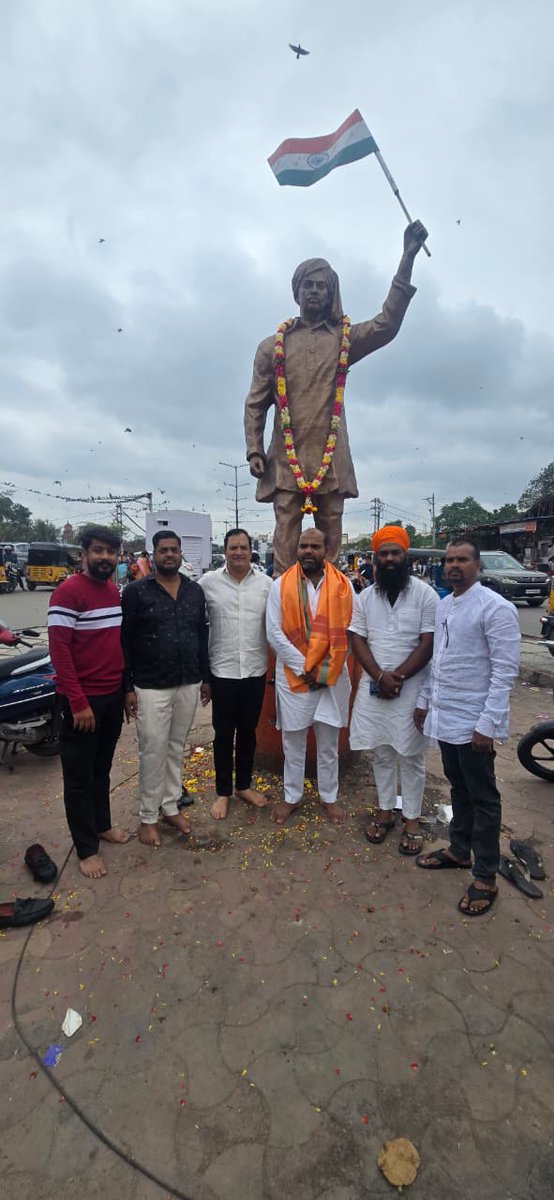 Paid floral tributes to #ShaheedBhagatSingh Ji on his birth anniversary at the Bhagat Singh Statue in Begum Bazar, #Hyderabad.