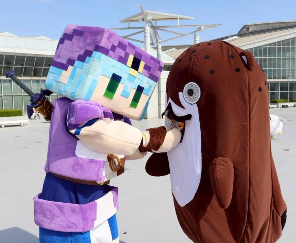 改めまして、本日の有明みんトラ28にご参加になった皆様。大変お疲れ様でした。弊社、今回は別世界の勇者の装備で回らせていただいておりました。差し入れに配らせていただきましたどら焼き、ハロウィン限定パッケージですがあくまで味は変わらずのバター味です。次回もまたどこかでお会いしましょう。