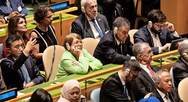__elmercurio's tweet photo. Operación Bachelet: El difícil desafío de aplacar críticas internas y evitar el veto de EE.UU. para llegar a la Secretaría General
https://t.co/YnUcvs61Xn https://t.co/1DMygJORsv