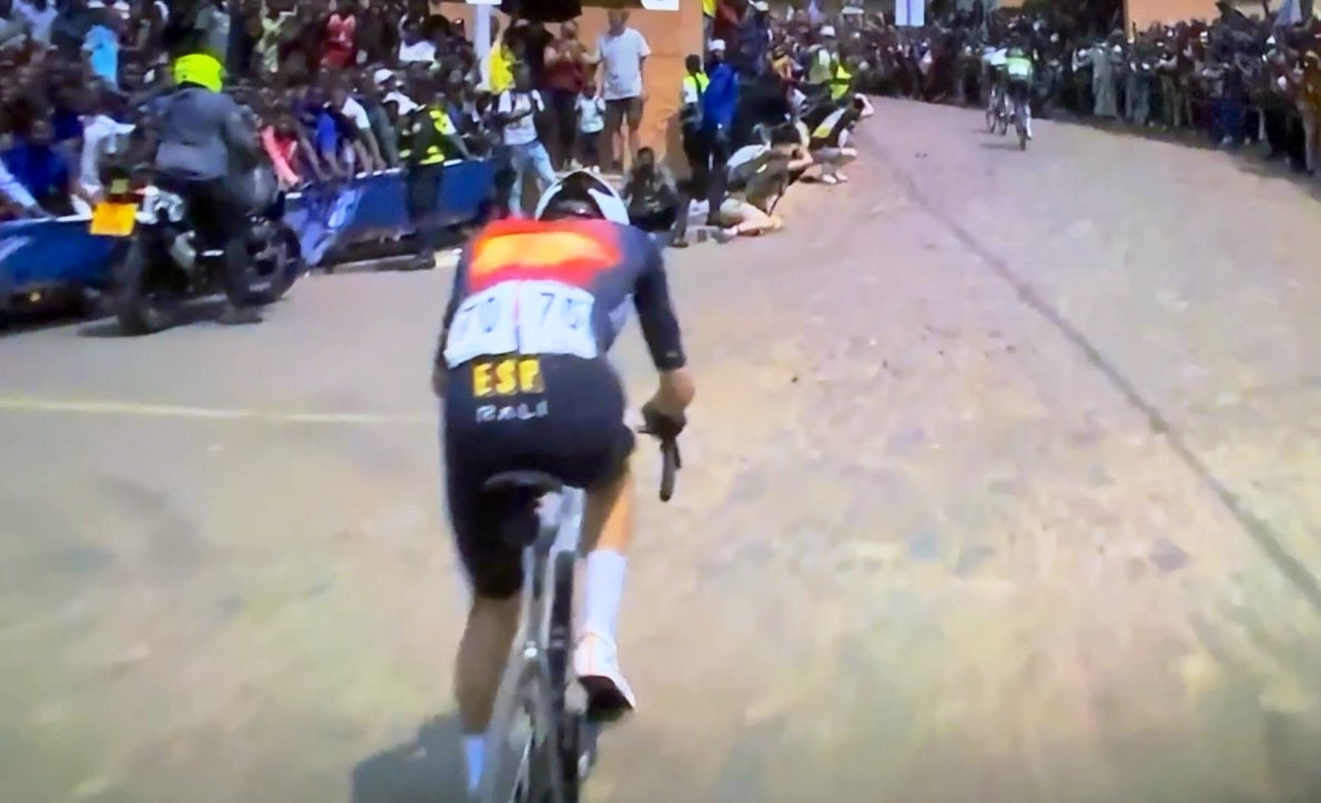 Sí, no estamos soñando paisanos 🇲🇽El momento en el Isaac y Pogi dejan de Ayuso para irse en punta a 100 de meta en el Muro de Kigali #Kigali2025