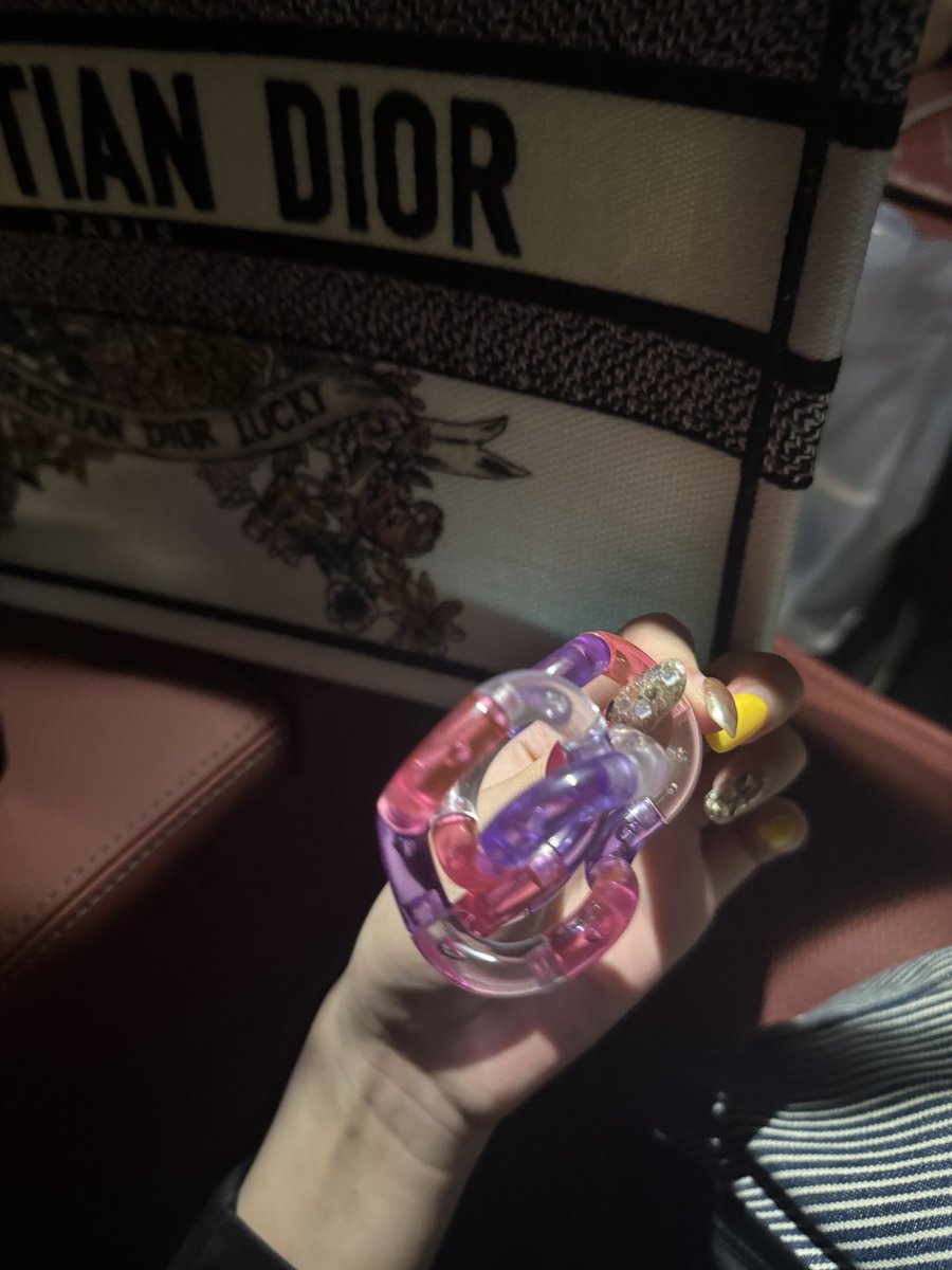 p1臭美一张
p2好解压的玩具 盘它