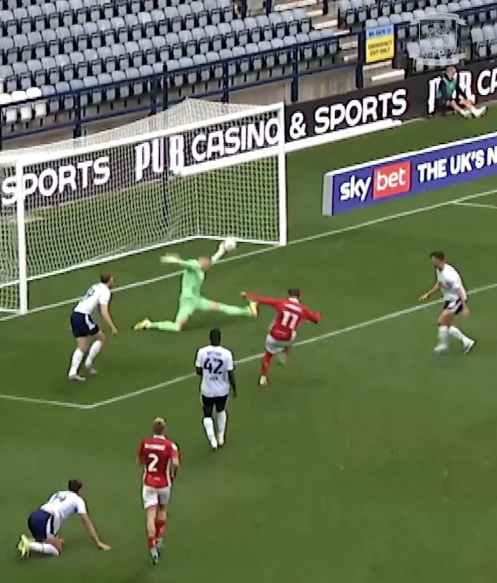 How much space can one man block out…..outrageous 🙌