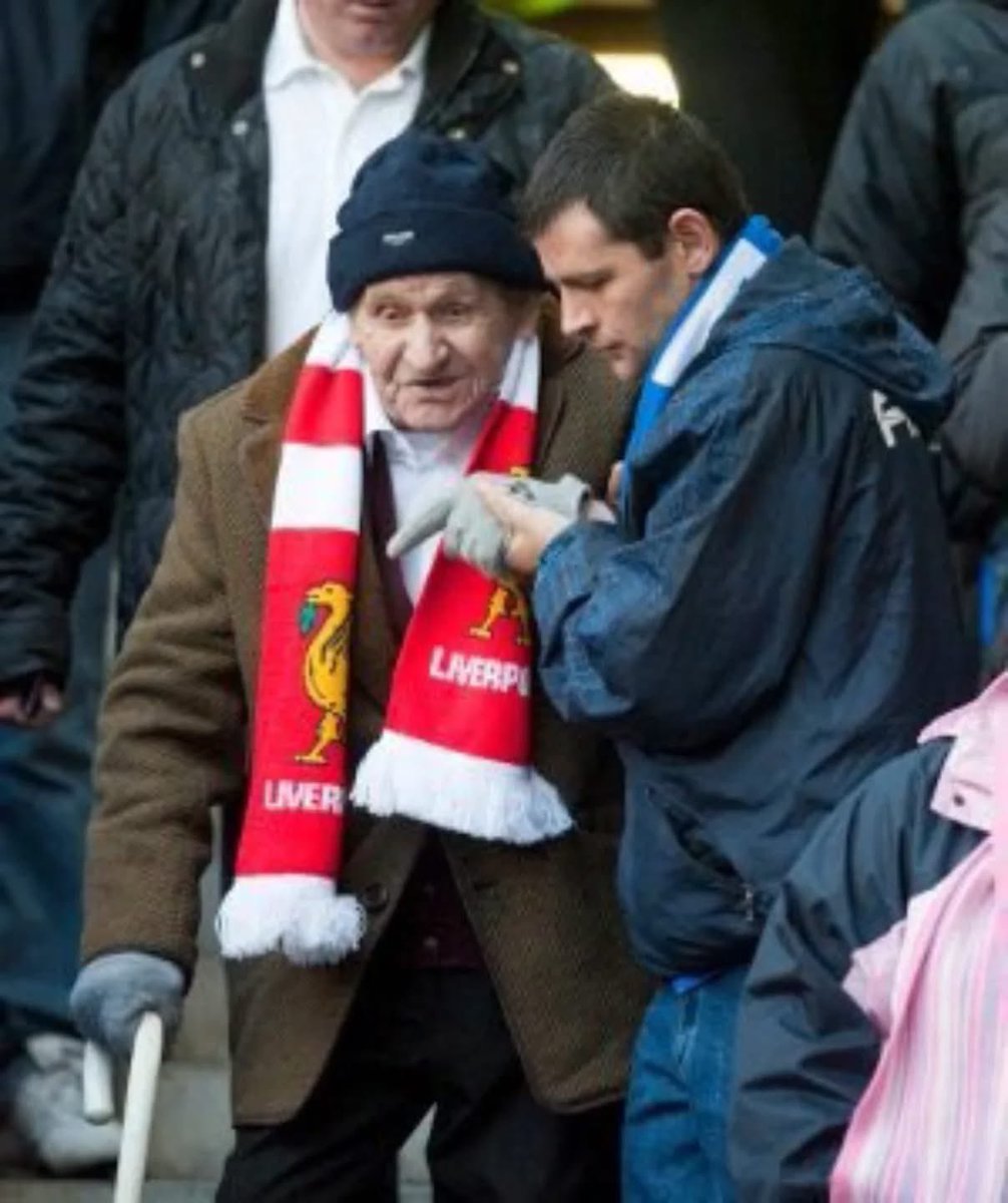 FBAwayDays's tweet image. An Everton fan helping an elderly Liverpool fan down the steps at a Merseyside derby.

What a brilliant photo. ❤️💙