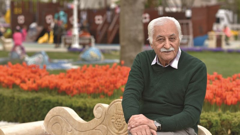 Türk Edebiyatının en önemli seslerinden biri olan Yavuz Bülent Bakiler tedavi gördüğü hastanede vefat etti. 

Allah rahmet eylesin.