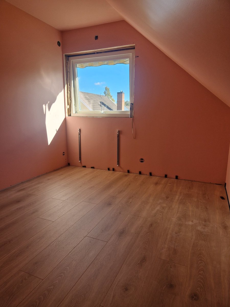 Råkade radera originalinlägget 🤦‍♂️
Här är golvet och rummet som gav korv m bröd och söndagsöl i belöning.