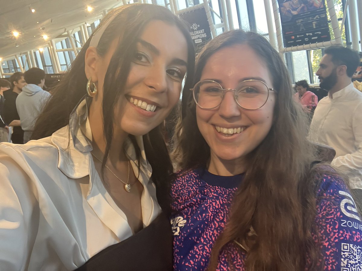 me and my shiny head met the lovely <a href="/louhngle/">Lou</a> (who was even sweeter irl than I could have imagined !!!) let’s go PRX 💞🦖