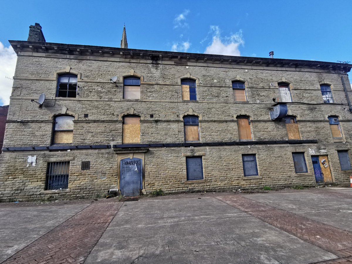 Every time I walk past this grade 2 listed building in #Halifax I'm disappointed that listed building consent to bring it back into use as restaurant was REFUSED! 😔 Historic England LEN: 1461524