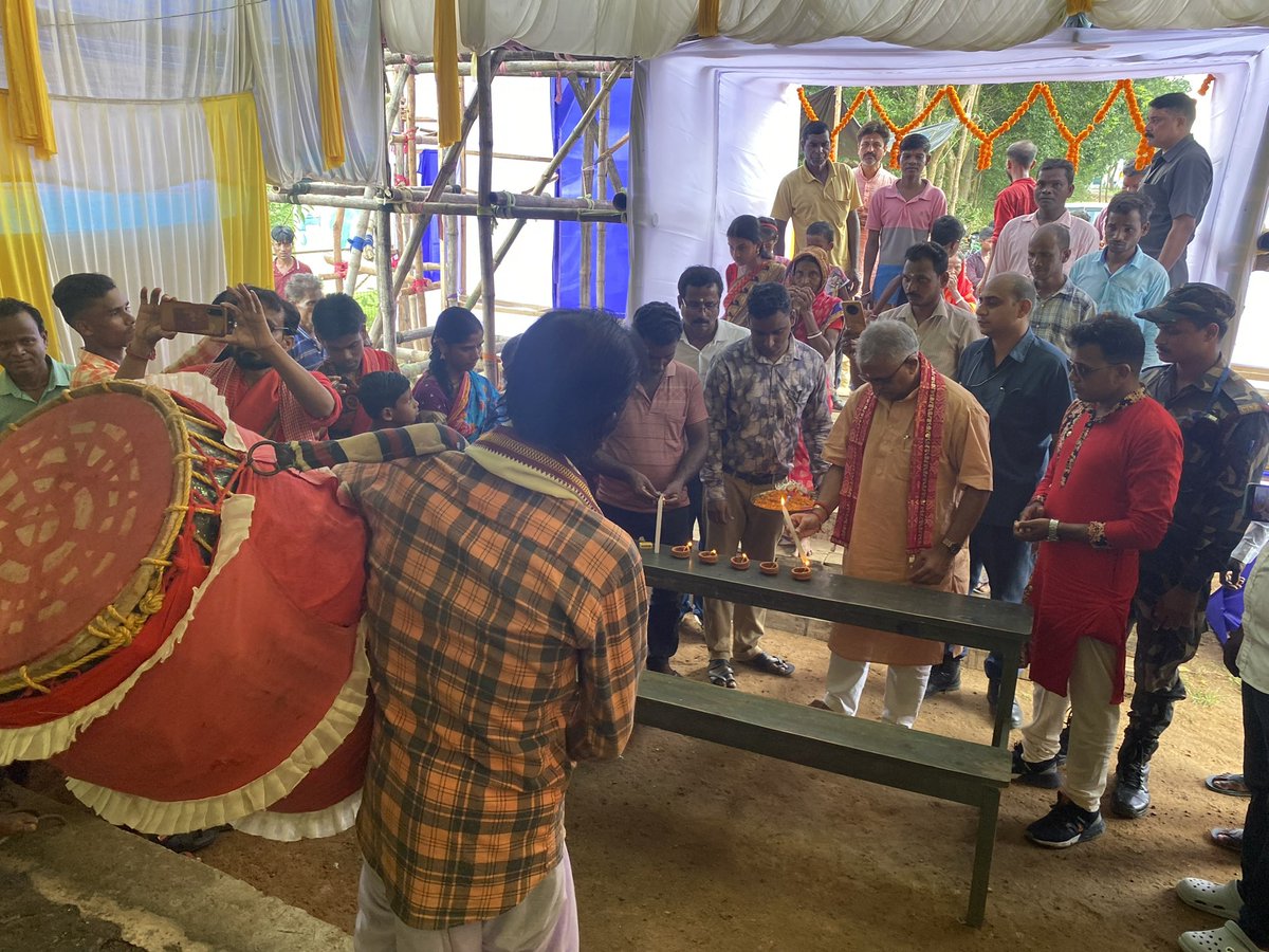 DilipGhoshBJP's tweet image. 1.1 For the past 10 years, the residents of Gohaldihi’s Patharkumkumi village in Jangalmahal have been worshipping the Goddess during the autumn festival. This year, I was present at their Durga Puja inauguration on Shashthi.

#JaiMaaDurga