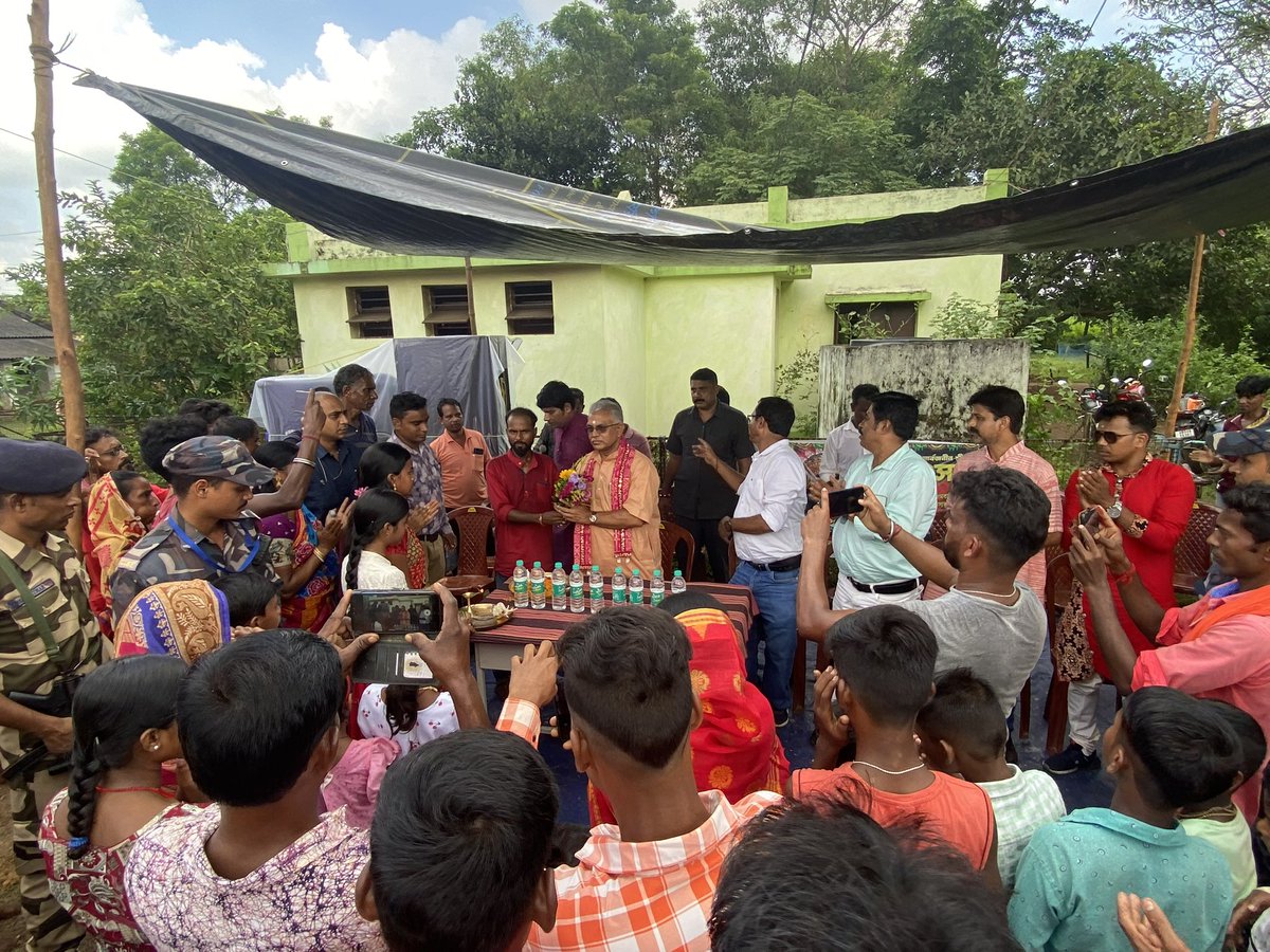 DilipGhoshBJP's tweet image. 1.1 For the past 10 years, the residents of Gohaldihi’s Patharkumkumi village in Jangalmahal have been worshipping the Goddess during the autumn festival. This year, I was present at their Durga Puja inauguration on Shashthi.

#JaiMaaDurga