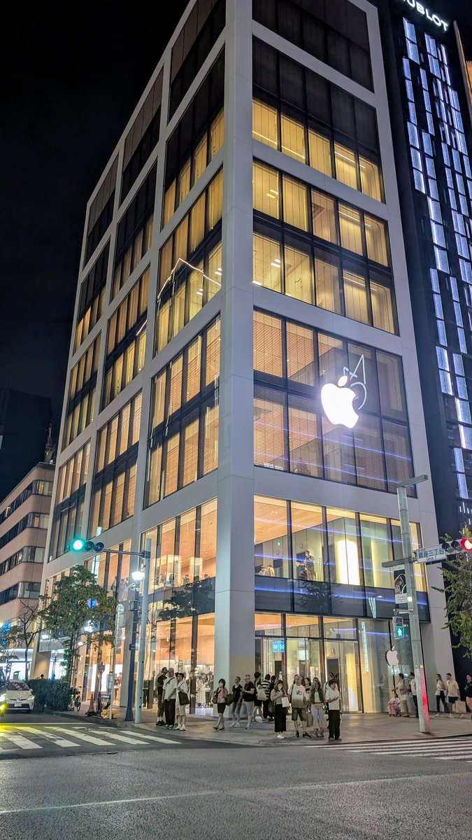 KpkcTiara127's tweet photo. 銀座行ったので🍎のお店もちらっと見てきました🤗
とっても大盛況🤗
3人もこの間きっとこの辺りに居たのかなって🥹
ビルを見て、Number_iの…と指差して通り過ぎていく方も🥹
銀座という場所にメンバー全員のアンバサダーのお店があり🍎とのコラボまで本当にすごいね🥹
#AppleGinza
#NumbersTimZone https://t.co/HA6xjpmORO