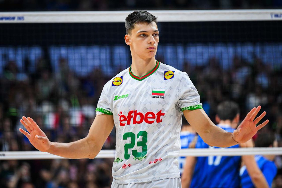 dly_volleyball's tweet image. #MWCH2025
Bulgaria 1-3 Italia

21-25 | 17-25 | 25-17 | 10-25

Italia raih gelar juara dunia untuk kelima kalinya 🏆🥇

Top skor
🇧🇬 A. Nikolov (23) - 23 poin
🇧🇬 Atanasov (4) - 11 poin
🇮🇹 Romano (16) - 22 poin
🇮🇹 Bottolo (12) - 19 poin

#volleyball