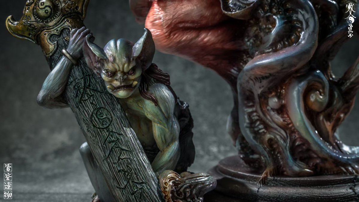 【紫气东来－钟馗】
2025上海wf-10月2、3日，
n1馆a1-12摊，精彩呈现
​设计/雕塑:陆玖
涂装:努努
摄影:junepop