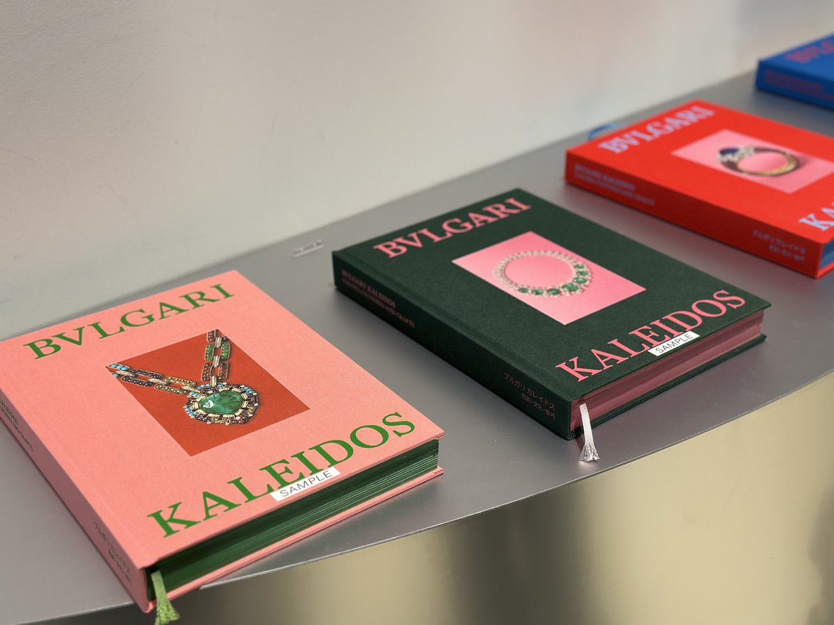 nap_vlog_'s tweet image. ブルガリ展、図録は緑のものを購入しました💚 1番カラートーンが落ち着いていてインテリアに馴染みやすそうだったので、お家に飾りたい方はおすすめです☺️

何より1961年作の伝説的ネックレス「セブン・ワンダーズ」に心を奪われこちらに🫶🏼