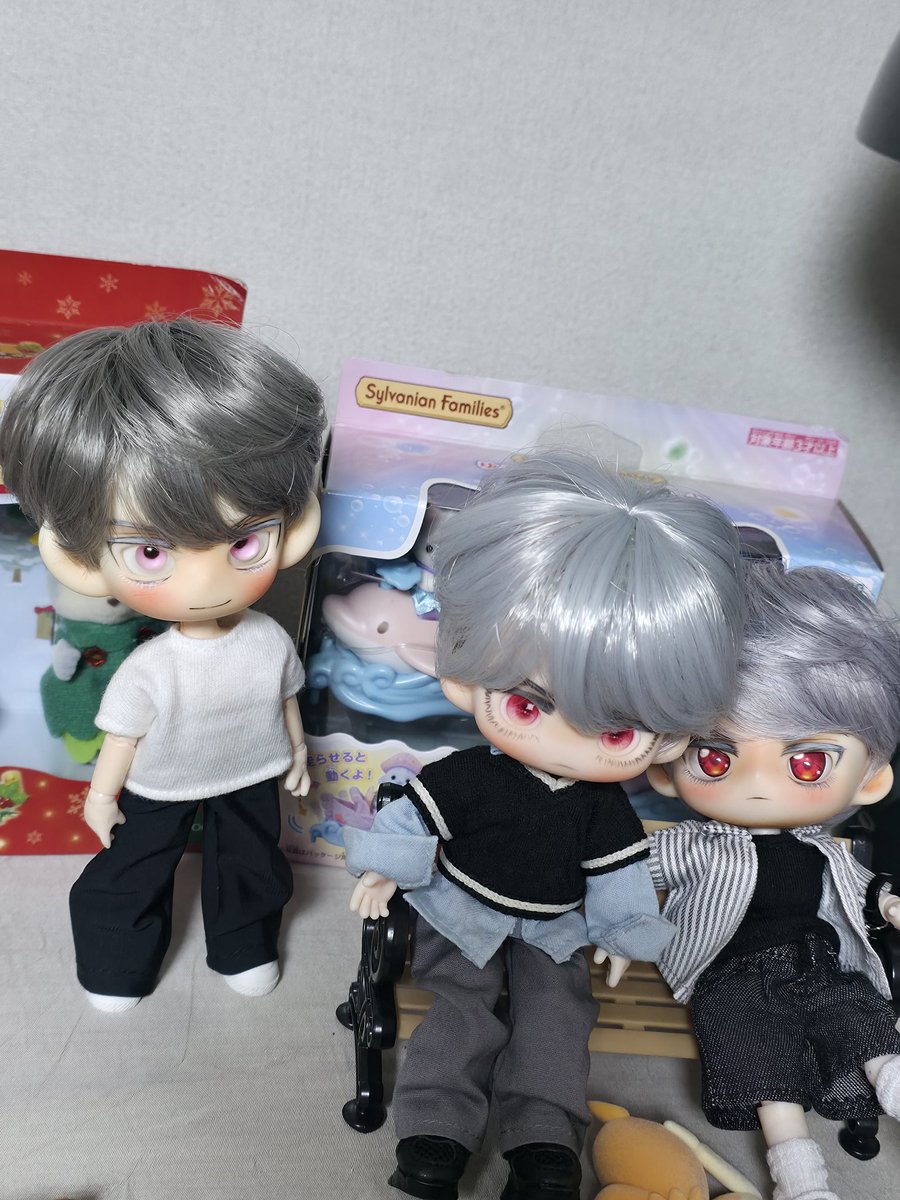 새로 사귄 트친들이 메이크업 하신데서 수줍게 저의 야매 메이크업 떼샷 오비츠 사이즈들 카이에요오옹 저중 폐안 오비츠도 데칼 그려서 붙였어요 >_<  왕대굴끼리도 찍어두니까 넘모기여워 ㅠㅠ 🥰
#B612ao
#디어래빗 
#oddsmore
#B2SHOP
#witchbywitch
#루나하로
#커피냥이