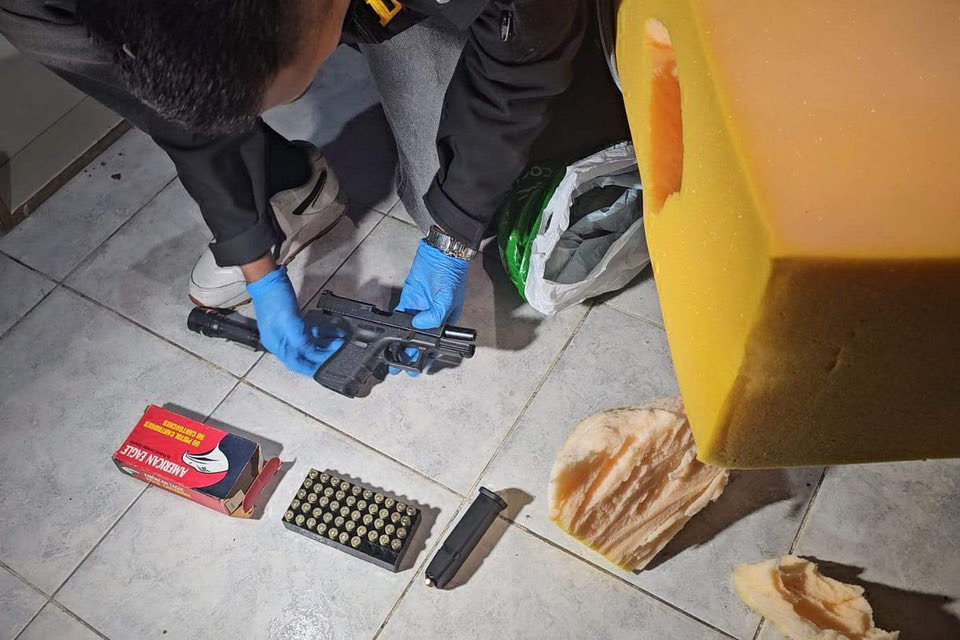 TorreForense's tweet photo. Triple crimen de Florencio Varela: en un allanamiento en procura de la aprehensión de Tony Janzen Valverde Victoriano, (a) “Pequeño J” )señalado como autor intelectual); secuestraron su arma, una pistola Glock calibre .40 y recibos
de transferencias a Perú, por miles de dólares. https://t.co/UAzpYtS0au