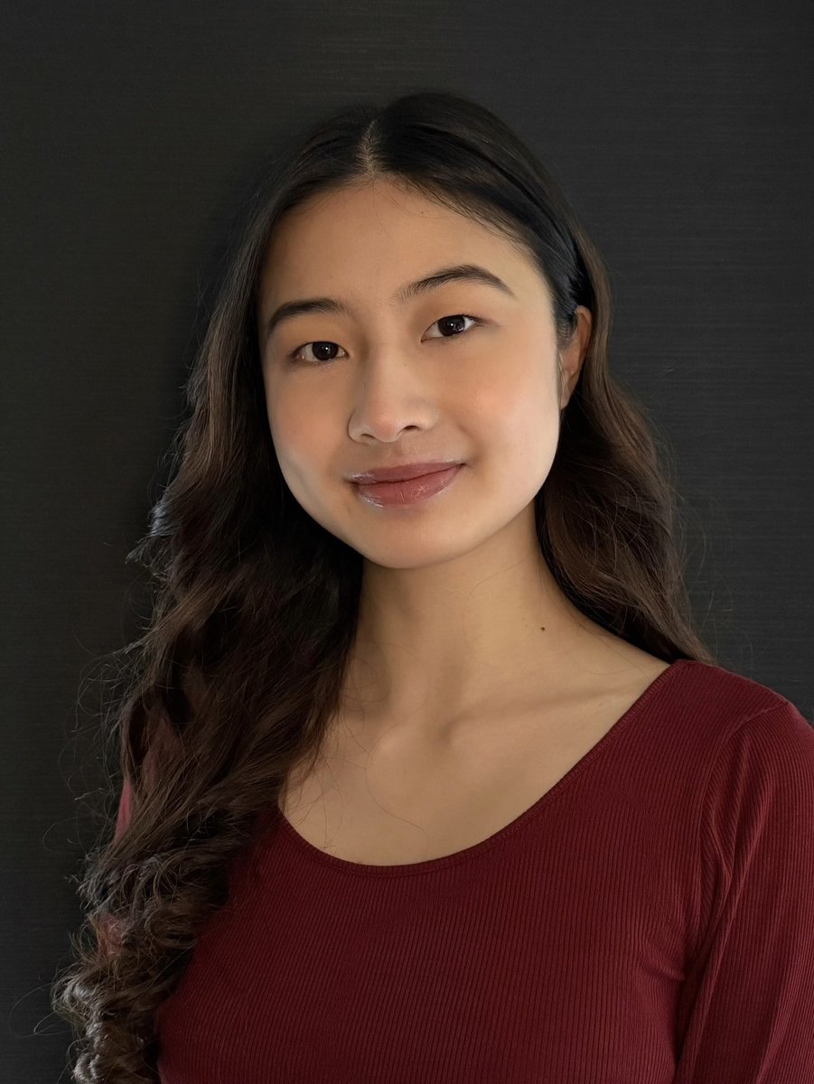 Not bad for an at home headshot hey? 
Photographed by my beautiful mum 🫶