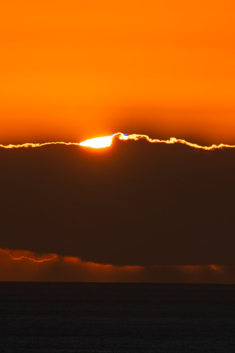 El elusivo destello azul. 
A diferencia del rayo verde, que es muy fácil de observar, el azul necesita muy buena transparencia atmosfércia y ausencia de aerosoles para que azules y violetas no se dispersen.
#atmosphere #Sun #BlueFlash