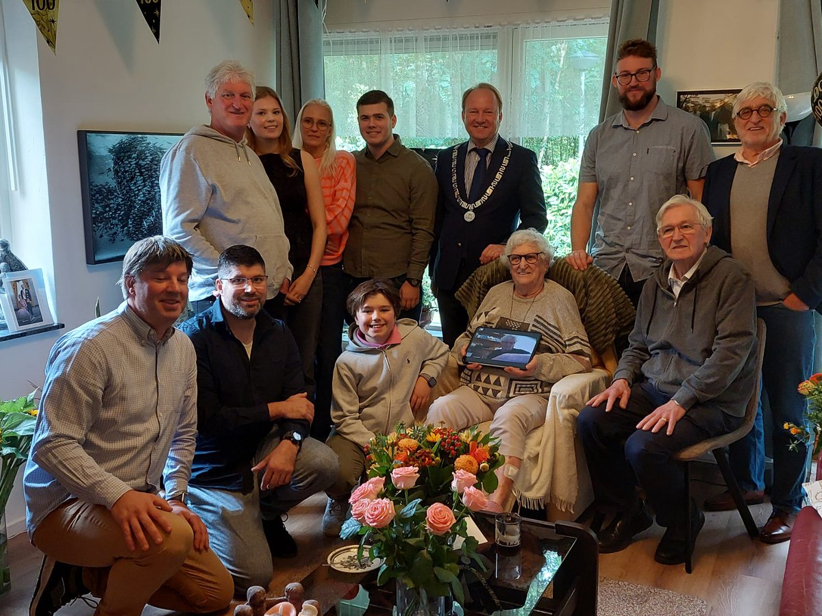 Vandaag viert Trees Philipsen in Almere Haven haar 100e verjaardag! Via Wordfeud op haar iPad blijft ze in contact met kinderen, kleinkinderen; dankbaar voor de hechte familie. Haar tip om 100 te worden? “Elke dag een glaasje port.” Van harte gefeliciteerd, mevrouw Philipsen! 🎉