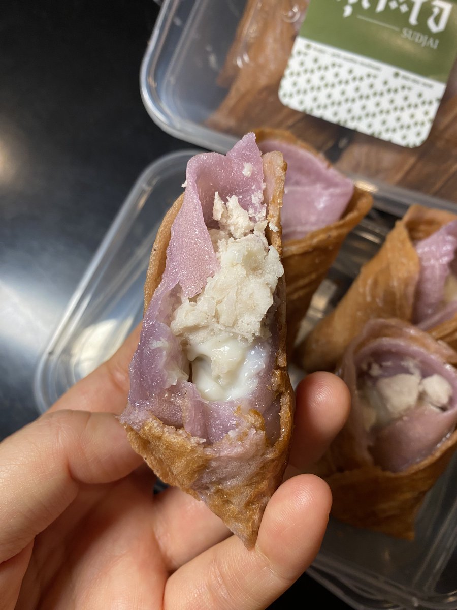 อร่อยจนต้องซ้ำอ่า 😆ทองม้วนกรอบมาก แล้วดูความนุ่มของทองม้วนสด เผือกบดก็ใส่มาเน้นๆ ครีมมะพร้าวข้างในก็คือดีงามมาก ตายอีกแล้ววววว