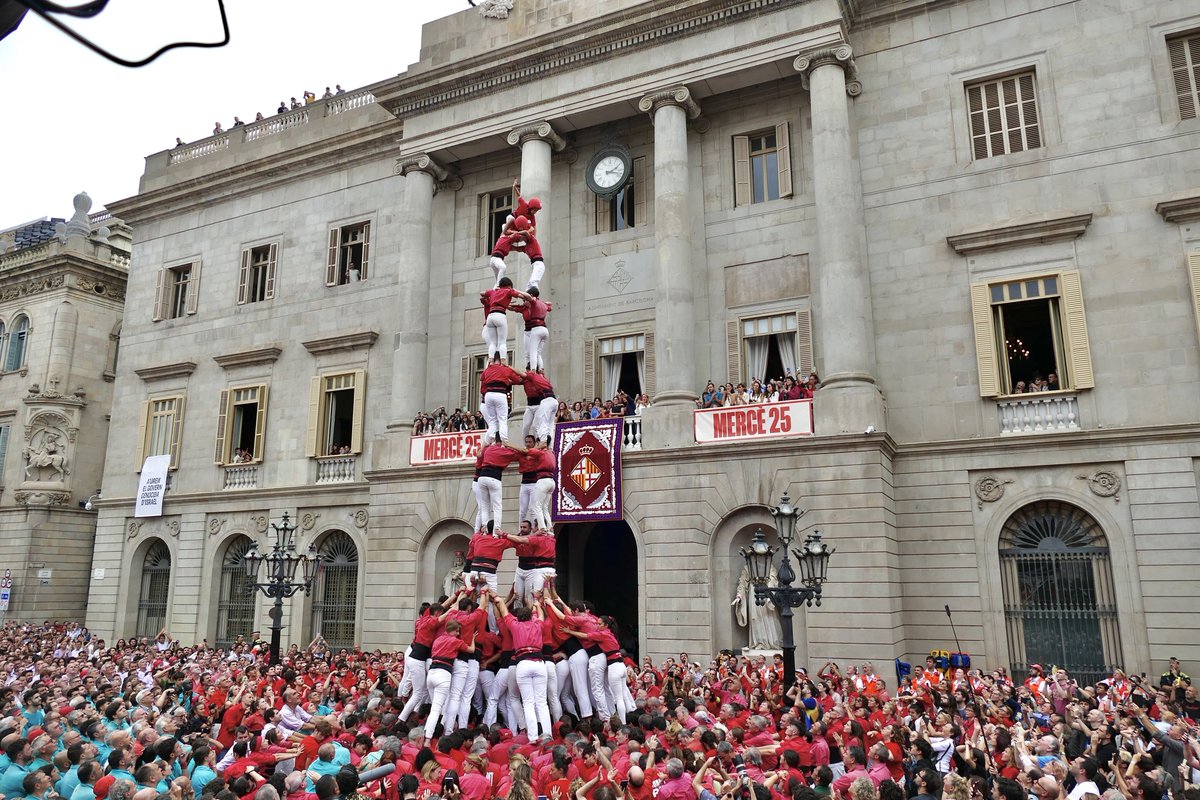 A tercera ronda, a La Mercè, descarreguem el 4 de 9 amb folre.

📸 Montse Ruiz

#BateguemPerLaMercè #castells
