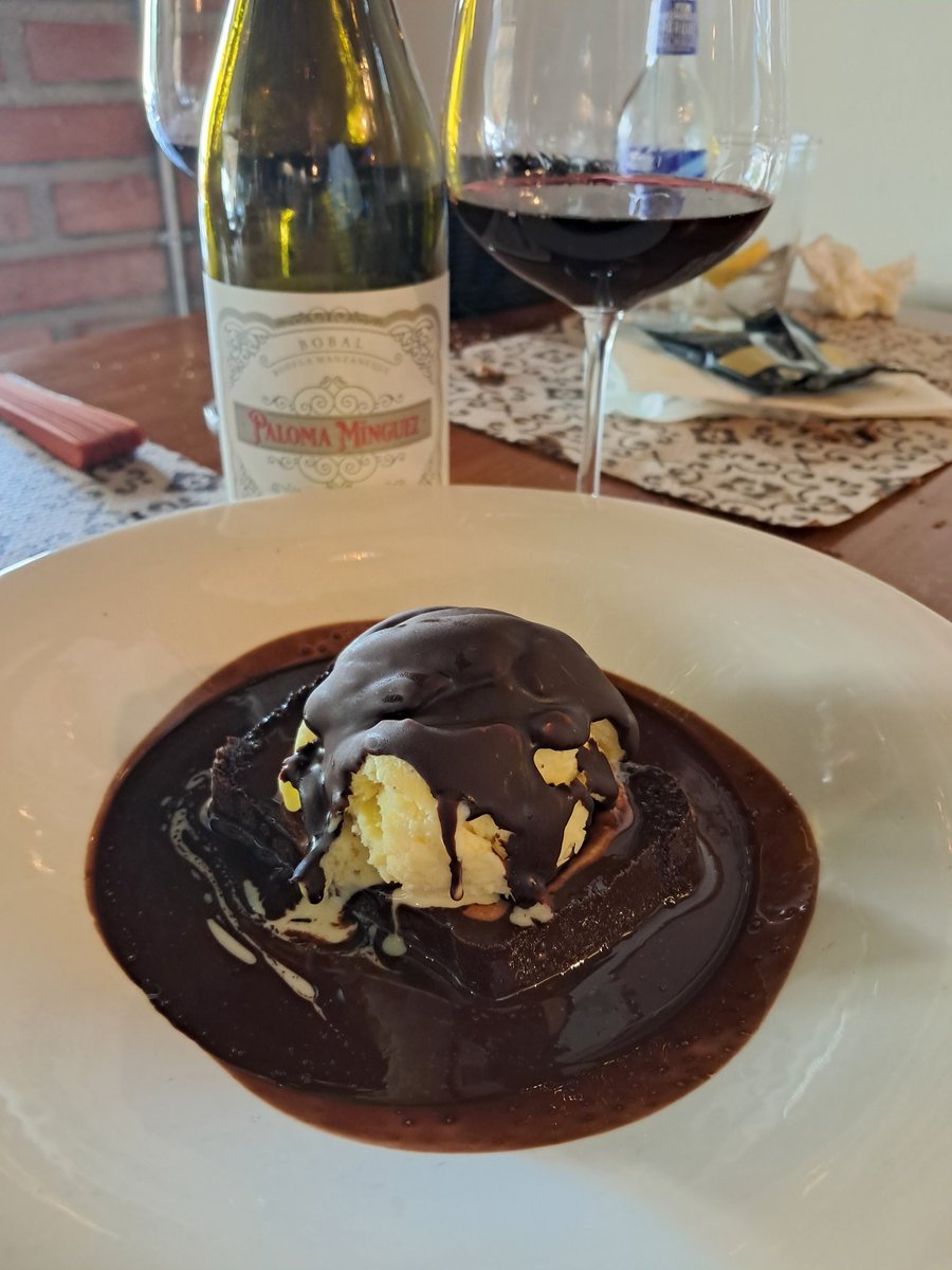 Almuerzo en La Viña de Ale #Torremolinos #Malaga #CocinaHonesta #raciones amplia y variada carta de #vinos #Servicio10 #Amimegusta los huevos rotos con lomo en manteca son un imprescindible!