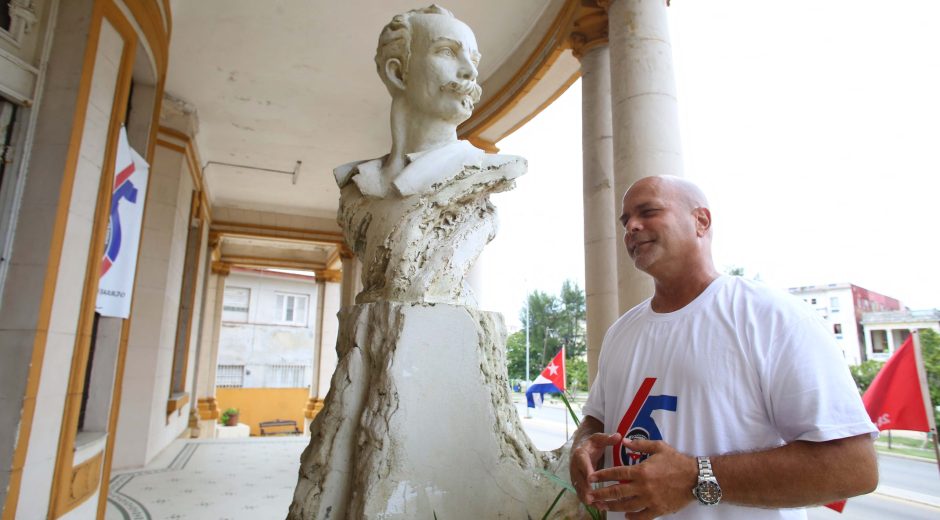 🇨🇺Hace 65 años se fundaron los Comités de Defensa de la Revolución (CDR), en una Cuba que recién impulsaba una transformación radical en su historia.

🔗acortar.link/TDvnu5