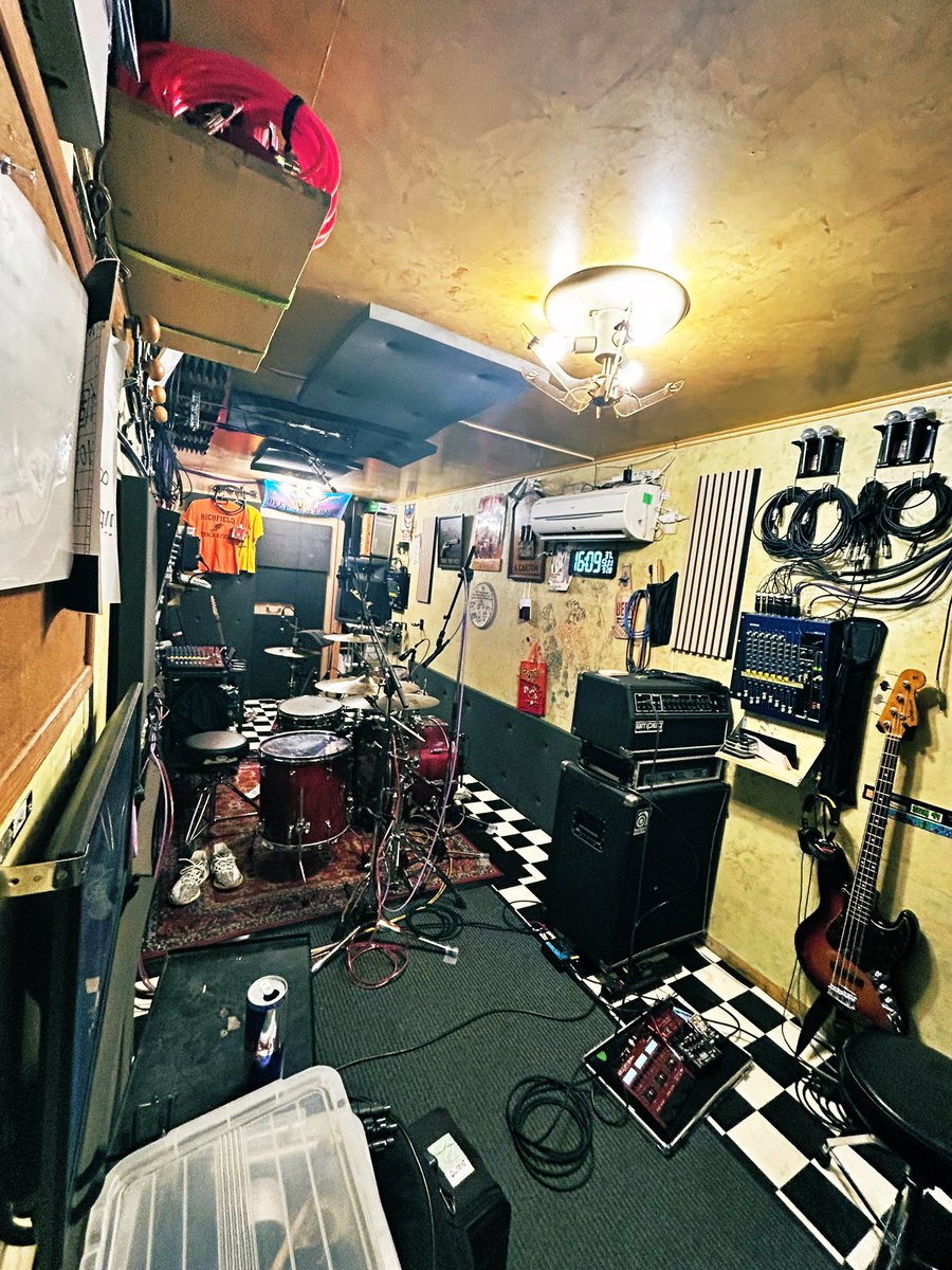studiominx_aoki's tweet photo. 今日はClumsy. @Clumsy_info_ のレコーディング！今日はアイデア出しながらアレンジ変えてく録り方してすごい有意義な時間だった！また名曲が生まれる予感､､👍 https://t.co/q1FeSLSx7d