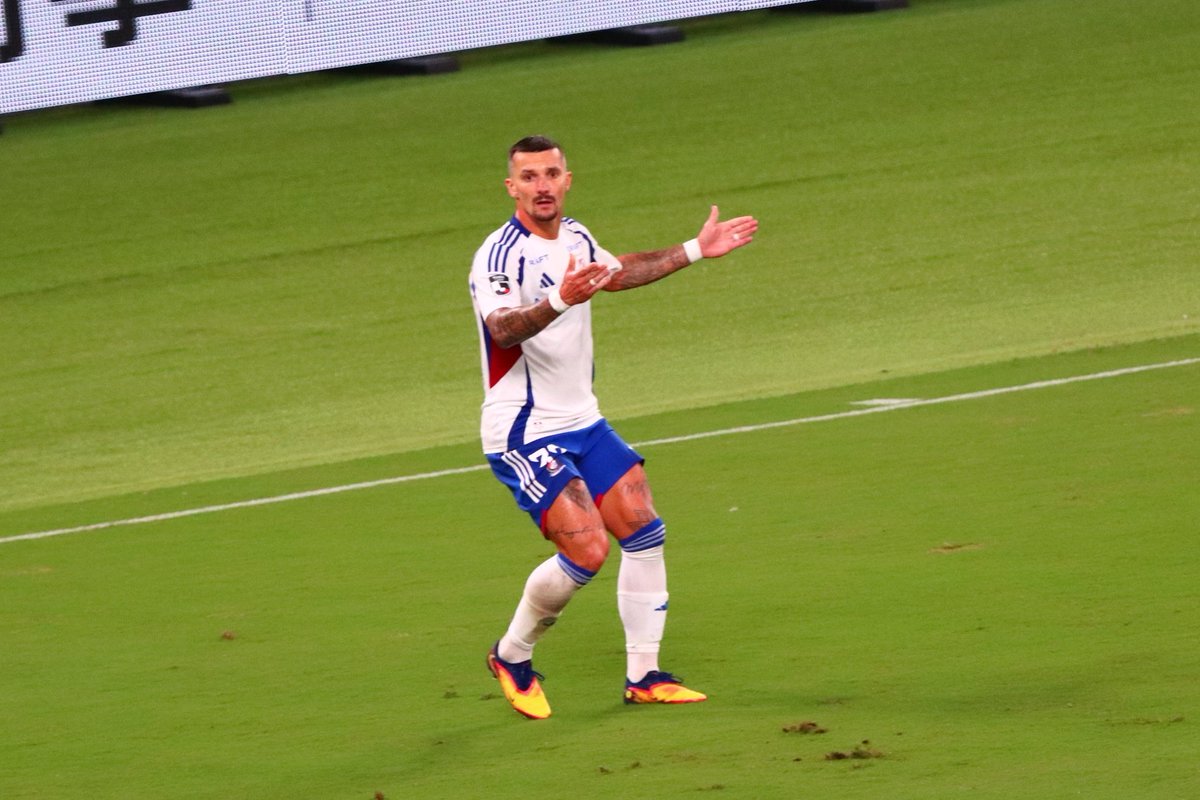 長友との競り合いで、「うっしゃあ！」とポーズを決めるもコーナーの判定になり、
どうしていいか分からんくなってるクルークスさんを置いておきます←
#写真を取り込むのに時間がかかってる