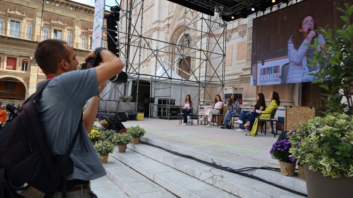 Da cosa dobbiamo guarire i figli? Dalla vita? Ma la vita è difficile, è complicata. Quello che possiamo fare sempre è accompagnarli.

<a href="/MichelaMarzano/">Michela Marzano</a>

#FestivalFrancescano2025 
#ilcanticodelleconnessioni